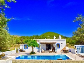 Villa 5 double bedrooms. 3 bathrooms.2 Kitchens and big Swimming pool Wifi